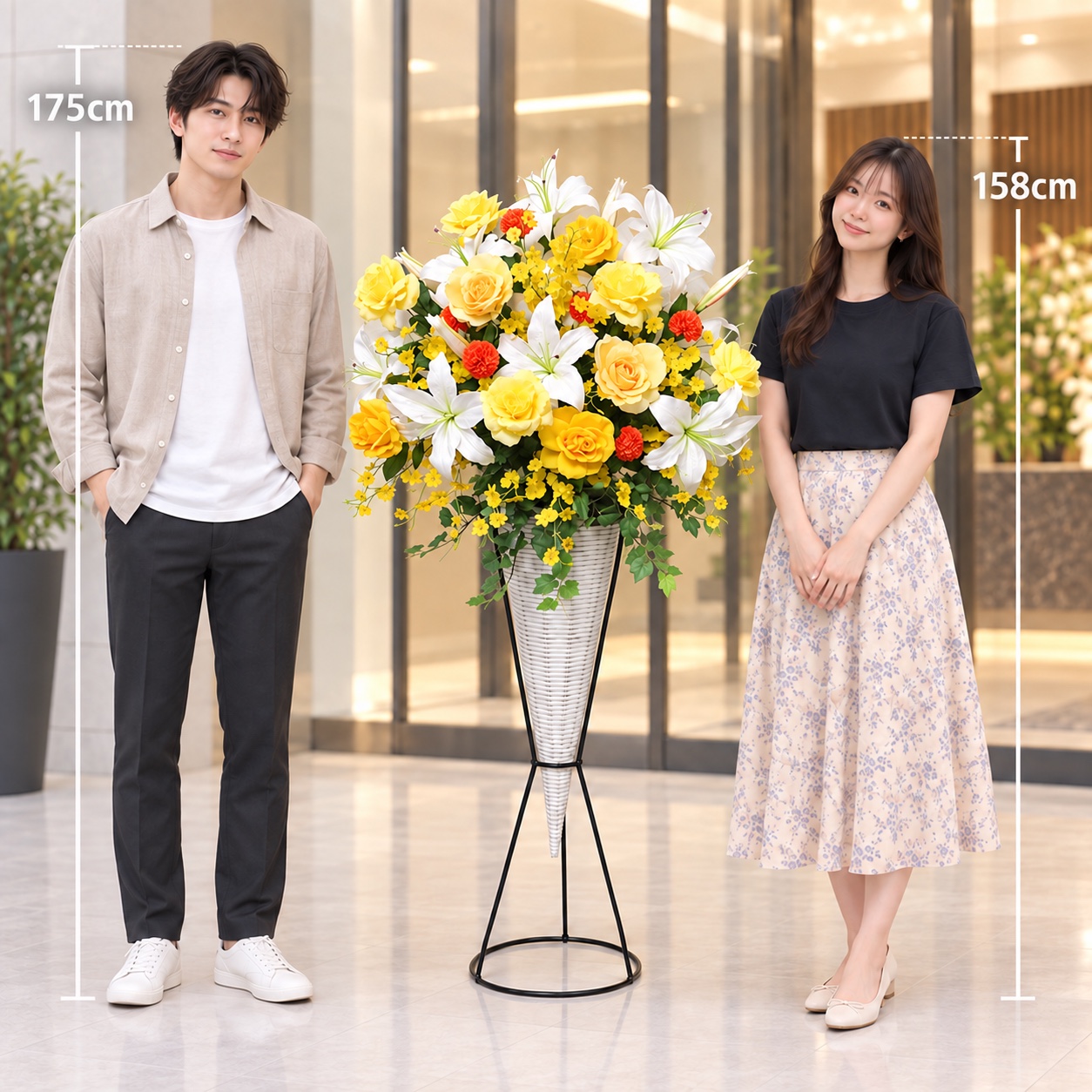 人物と比較したアーティフィシャルフラワー「造花」【コーンスタンドアレンジ（ホワイトイエロー）】光触媒コーティングのサイズイメージ