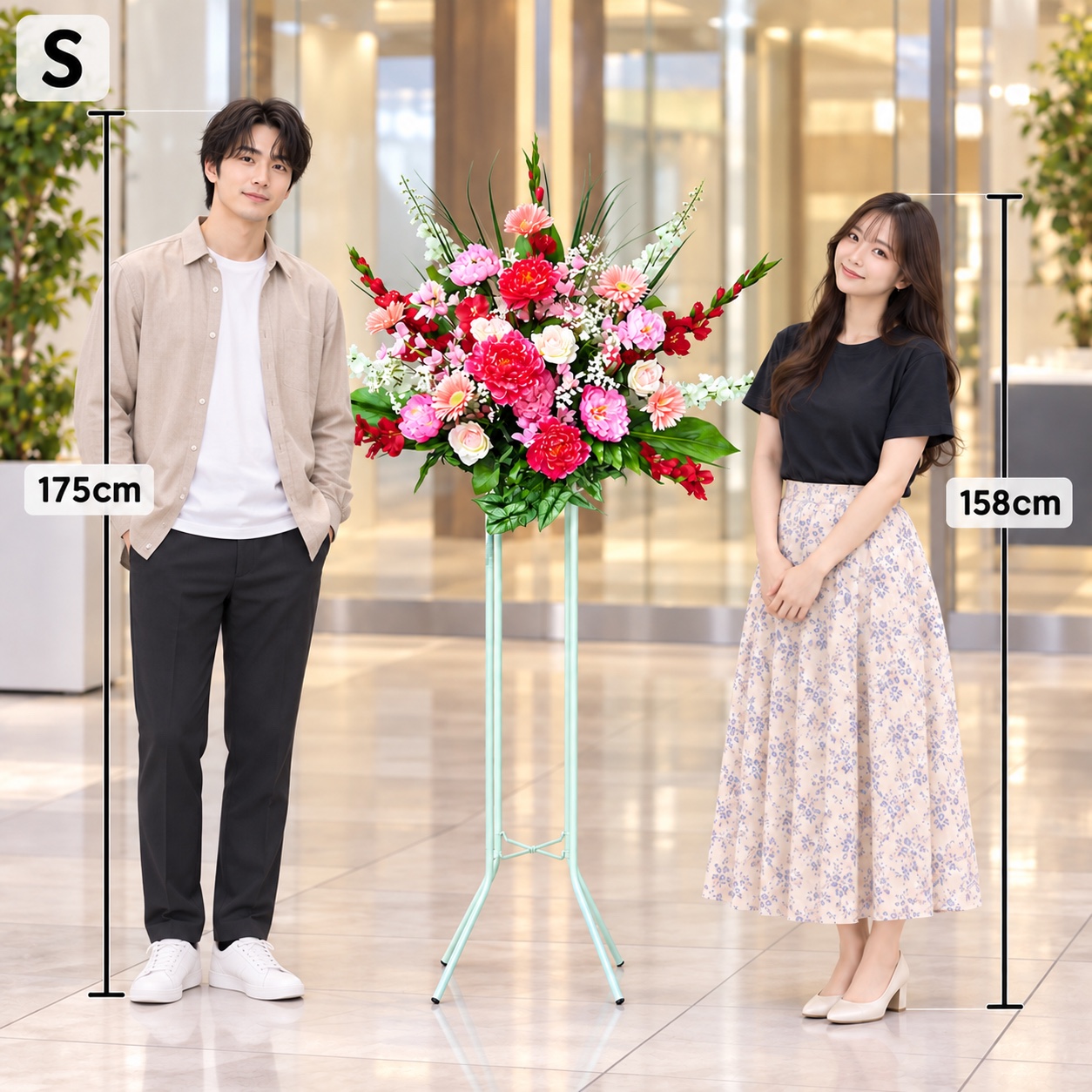 人物と比較したアーティフィシャルフラワー「造花」スタンド花【１段／ボリュームＳ】のサイズイメージ