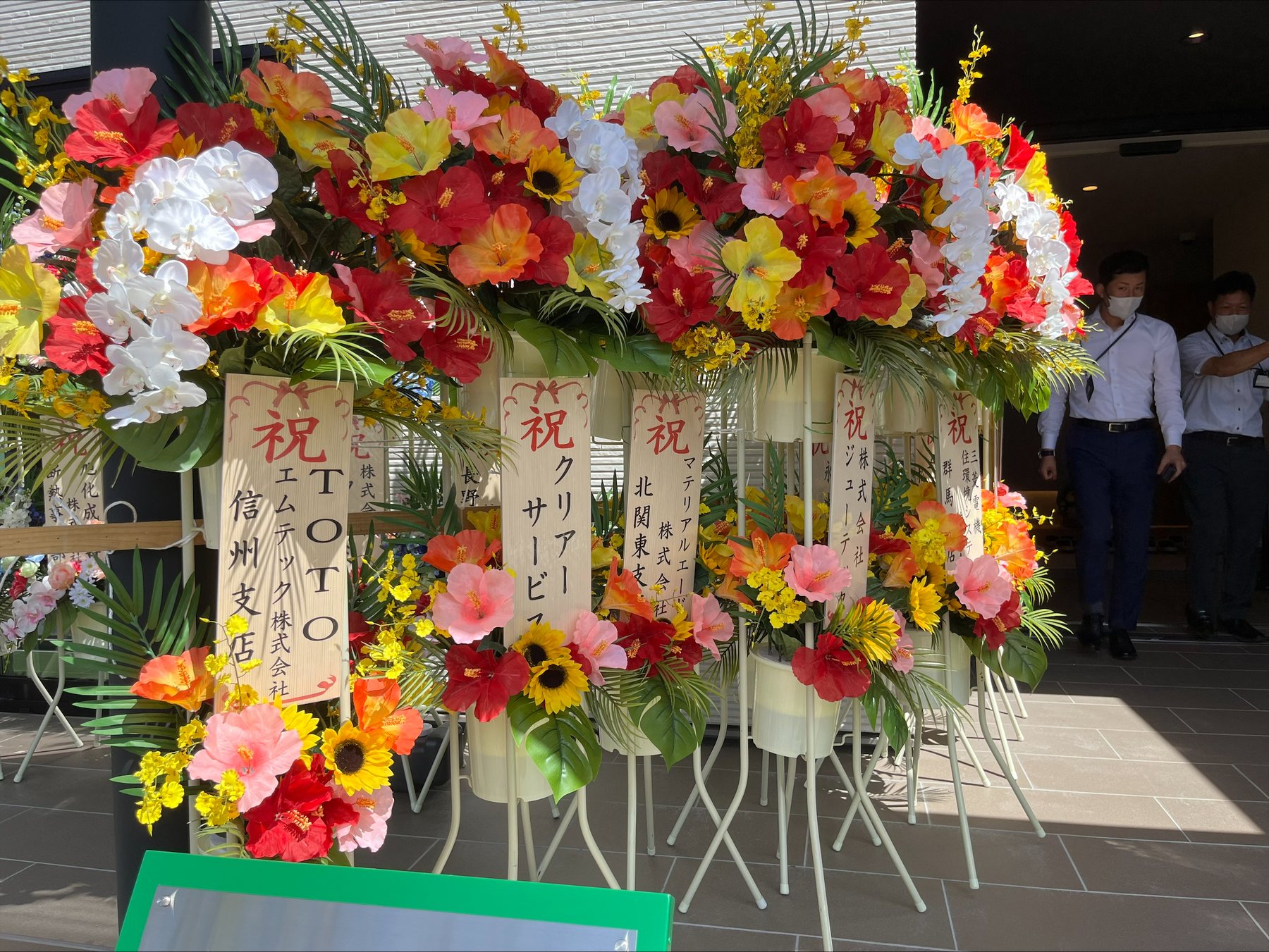 モデルハウス前のスタンド花