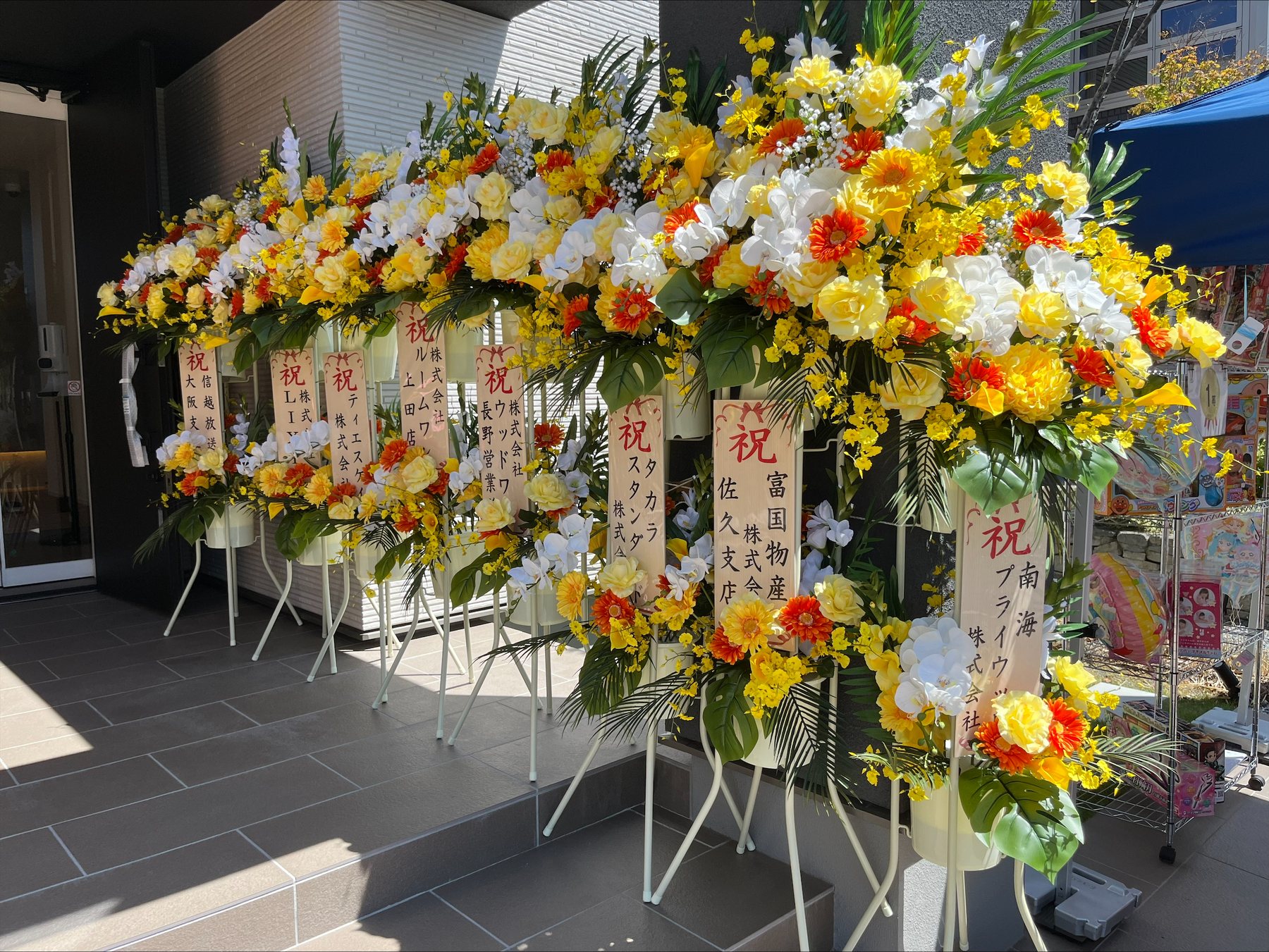 展示場に並ぶ色鮮やかな装花