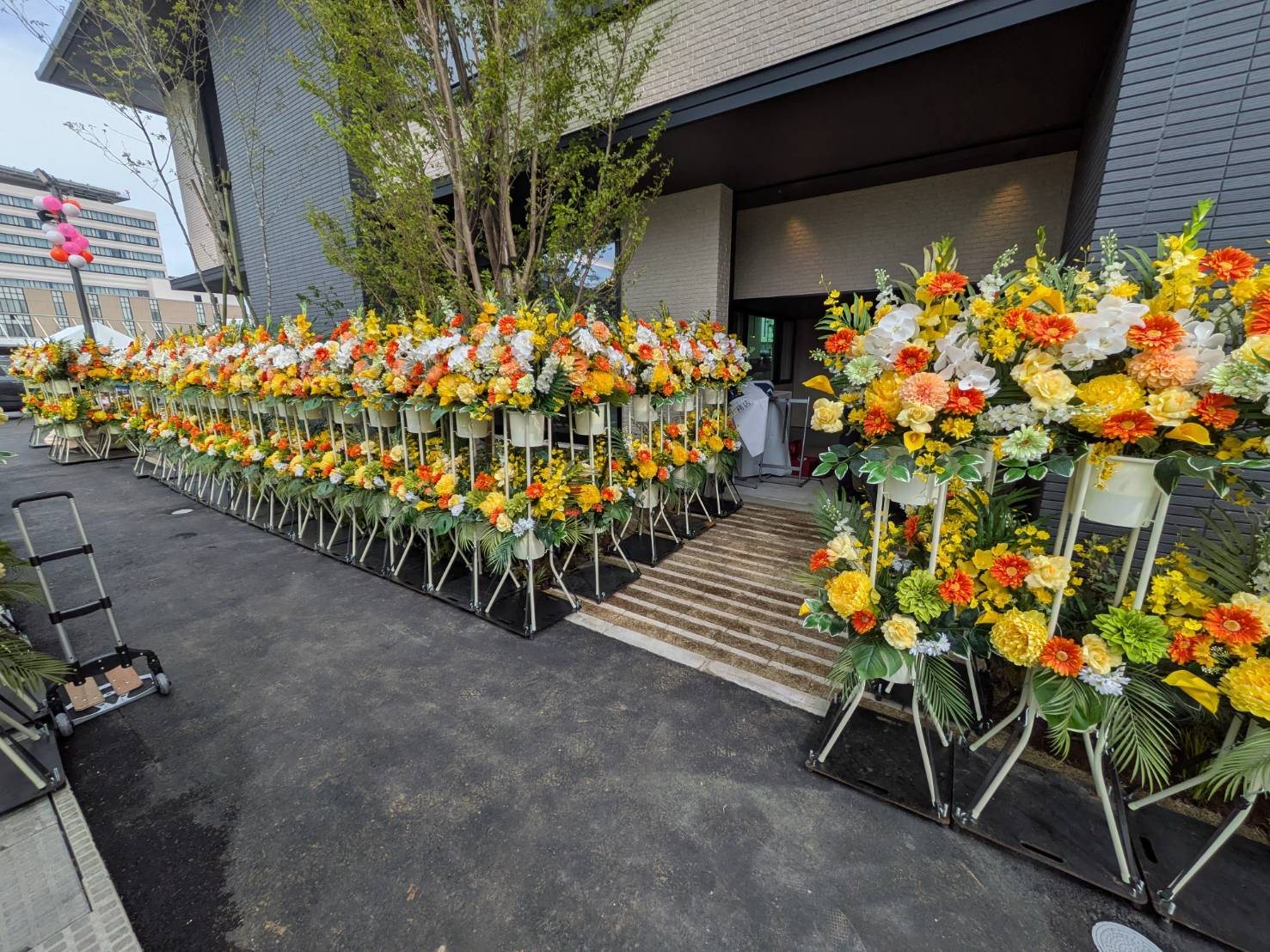 展示場の通路に並ぶスタンド花