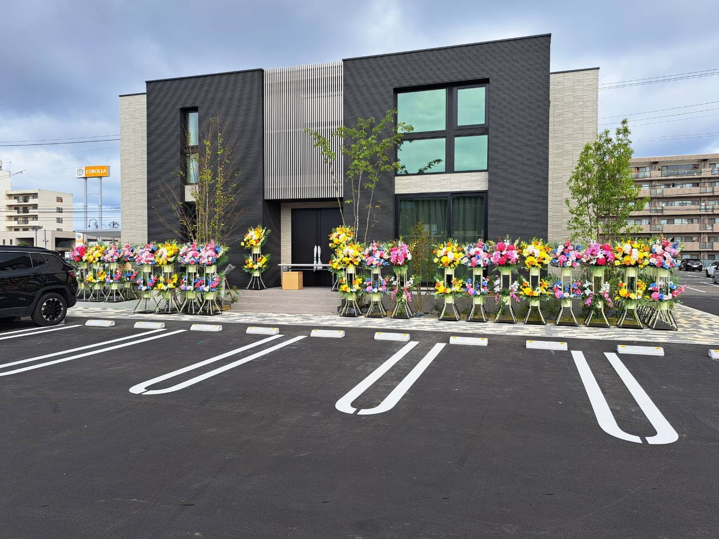住宅展示場の屋外に並ぶ色鮮やかなスタンド花