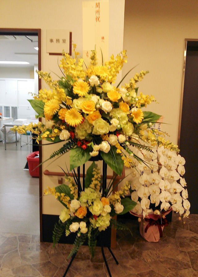 お祝い用の華やかなアレンジメント
