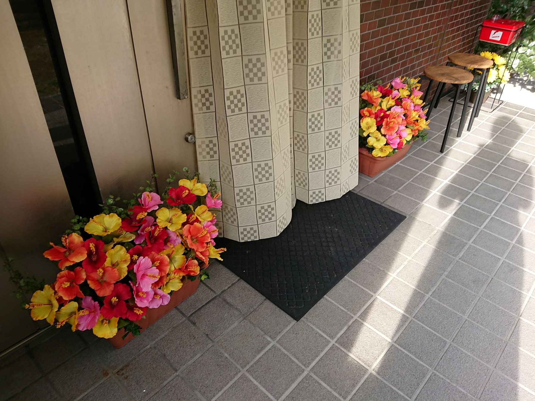 宿泊施設の入口に置かれたプランター