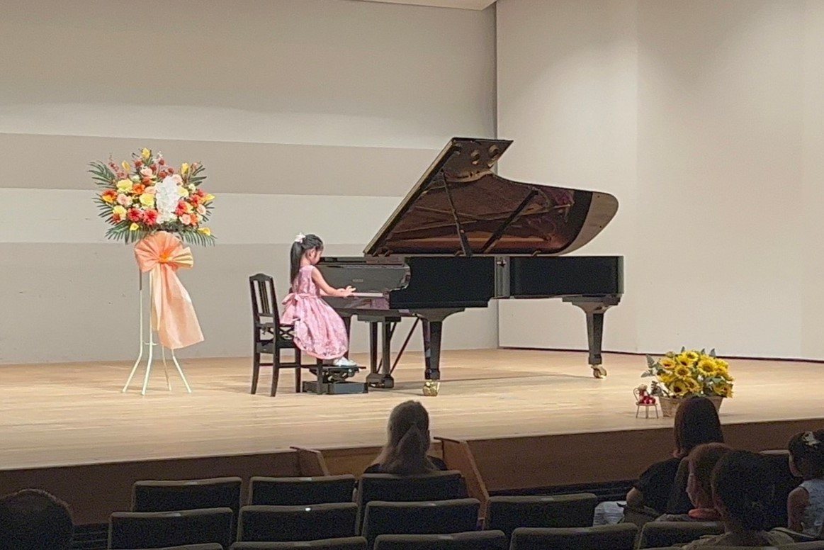 発表会の会場を彩るスタンド花とプランター